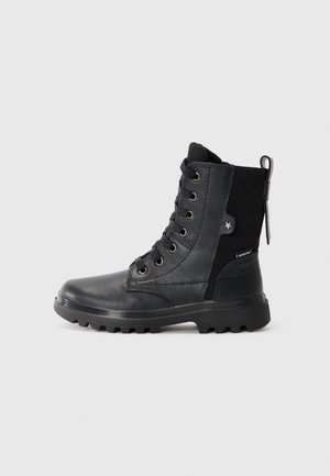 Stivaletti neri con lacci che presentano materiali in pelle e camoscio, una suola in gomma texture e una linguetta sul retro.