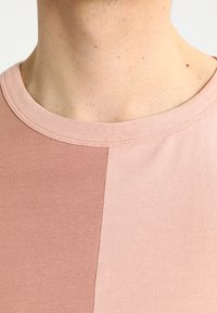Urban Classics OVERSIZE HARLEQUIN TEE - Nyomott mintás póló - amber/light rose
