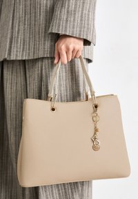 Sélectionné, beige