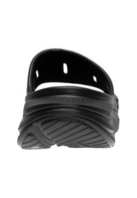 Μαύρο σανδάλι με σαγιονάρα, απεικονίζεται από πίσω. Διαθέτει υφή στη σόλα με σχεδιασμό με αυλακώσεις και οπές αερισμού στο λουρί. Ελαφρύ υλικό.