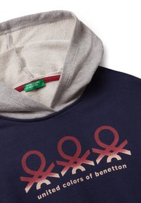 Felpa navy con fodera grigia chiara nel cappuccio, caratterizzata da tre loghi rossi United Colors of Benetton e testo del marchio coordinato.