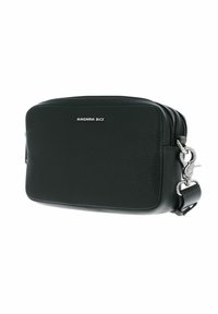 Sac bandoulière en cuir noir texturé avec fermeture éclair argentée et bandoulière réglable et amovible, arborant le logo Mandarina Duck à l'avant.