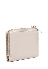 Portafoglio in pelle beige con forma rettangolare, chiusura a zip e minuteria dorata. Tattile liscio, caratterizzato da un design minimalista.