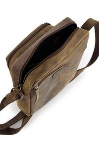 Brun læder postmandstaske med flere lynlåsrum, en tekstureret overflade, justerbar rem og en forstærket bund for holdbarhed.