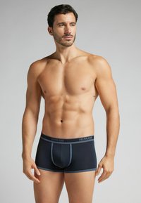 Svarta bomullsboxer shorts med en kontrasterande blå midja. Designade med en formande påse och platta sömmar för komfort.