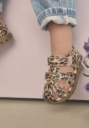 Sandalen mit Leopardenmuster, drei Klettverschlüssen, einer hellbraunen Gummisohle und einer strukturierten Oberfläche, mit offenem Zehendesign.