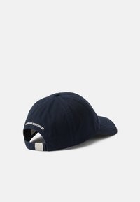 Cappellino da baseball in cotone blu navy con visiera curva, cinturino regolabile sul retro e ricamo "American Sportswear" sul retro.