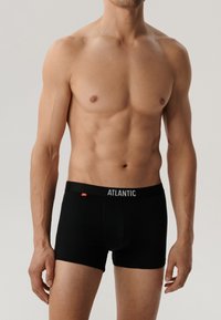 Czarne bokserki o dopasowanym kroju, z szerokim pasem oznaczonym napisem "ATLANTIC" w kolorze białym. Gładka, miękka faktura.