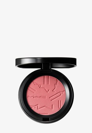 Kompakt svart rundt etui med åpent lokk som viser rosa pudderblush preget med abstrakte geometriske og MAC-logoer.