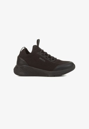 Zapatillas deportivas negras con parte superior de punto, suela de goma y puntera reforzada. Cuenta con cierre de cordones y lengüeta en el talón.