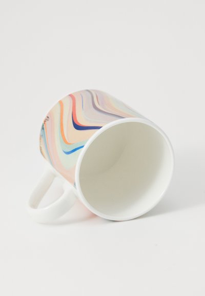 Caneca de cerâmica com um padrão ondulado em cores pastel, apresentando linhas em laranja, azul e roxo. A superfície é lustrosa e a pega é curva.