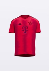 Rotes Fußballtrikot mit V-Ausschnitt, kurzen Ärmeln, dunklen Akzenten, Adidas-Logo und Vereinswappen mit vier Sternen, strukturiertem Design.