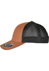 Brown hat with a curved bill, front made of solid fabric, back in black mesh. Features a round logo sticker on the brim.