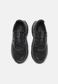 Zapatillas de running negras con parte superior de malla, patrones texturizados, collar acolchado, acentos reflectantes y suela acolchada para mayor comodidad.