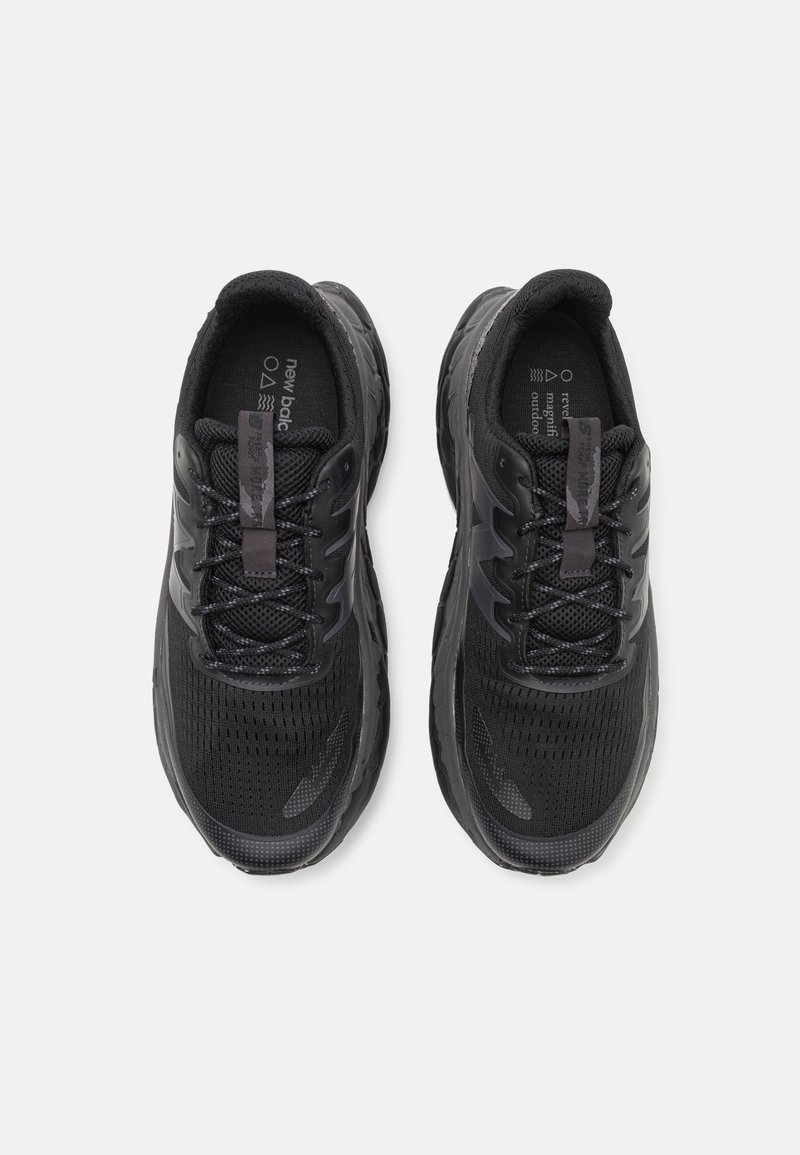 Zapatillas de running negras con parte superior de malla, patrones texturizados, collar acolchado, acentos reflectantes y suela acolchada para mayor comodidad.