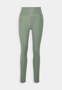 Leggings a vita alta, aderenti, in tessuto verde oliva opaco con una texture liscia e cuciture rinforzate lungo le cuciture.