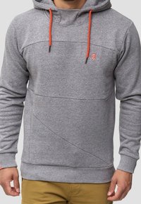 Grijze fleece hoodie met oranje trekkoorden, voorzien van een textuurdesign, geribbelde mouwen en een klein logo op de borst.