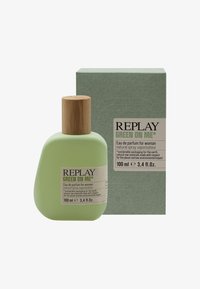 Replay Green On Me Eau de Parfum, 100 ml, presenta una bottiglia curva di colore verde opaco con un tappo di legno e una scatola verde testurizzata.