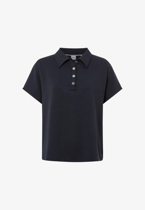 Navyblaues Polo-Shirt mit kurzen Ärmeln aus weichem Material, das einen umklappbaren Kragen und vier metallische Knöpfe an der Knopfleiste aufweist. Einfaches und modernes Design.