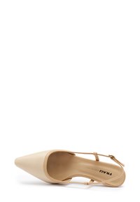 Scarpa nuda in pelle con punta a punta, design con ritaglio laterale, cinturino alla caviglia e tacco sottile. Texture liscia e dettagli di cucitura minimal.