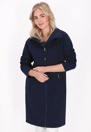 Giacca zip-up blu navy con colletto alto, maniche lunghe, tasche laterali e una texture liscia, con dettagli in metallo argentato.