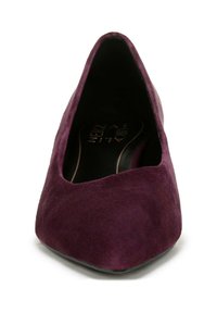 Paarse suède hoge hak met een spitse neus, met een gladde textuur en een subtiele kromming aan de voorkant. Zwarte zool.