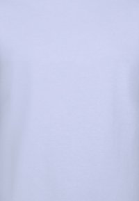 Lichtblauw T-shirt met korte mouwen, gemaakt van zacht katoenmateriaal met een gladde textuur en een eenvoudig, effen ontwerp. Geen patronen of accenten zichtbaar.