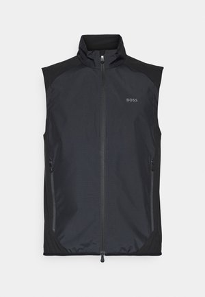 Svart ärmlös väst med texturerad finish, framdragkedja och sidfickor. Har kontrasterande mörka axelpaneler och "BOSS"-logotyp.