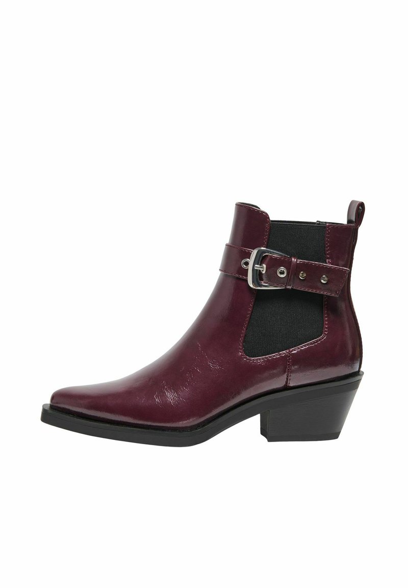 Botín burdeos con un acabado brillante, panel elástico lateral, detalle de hebilla y forma ligeramente afinada. Cuenta con un bajo tacón rectangular.