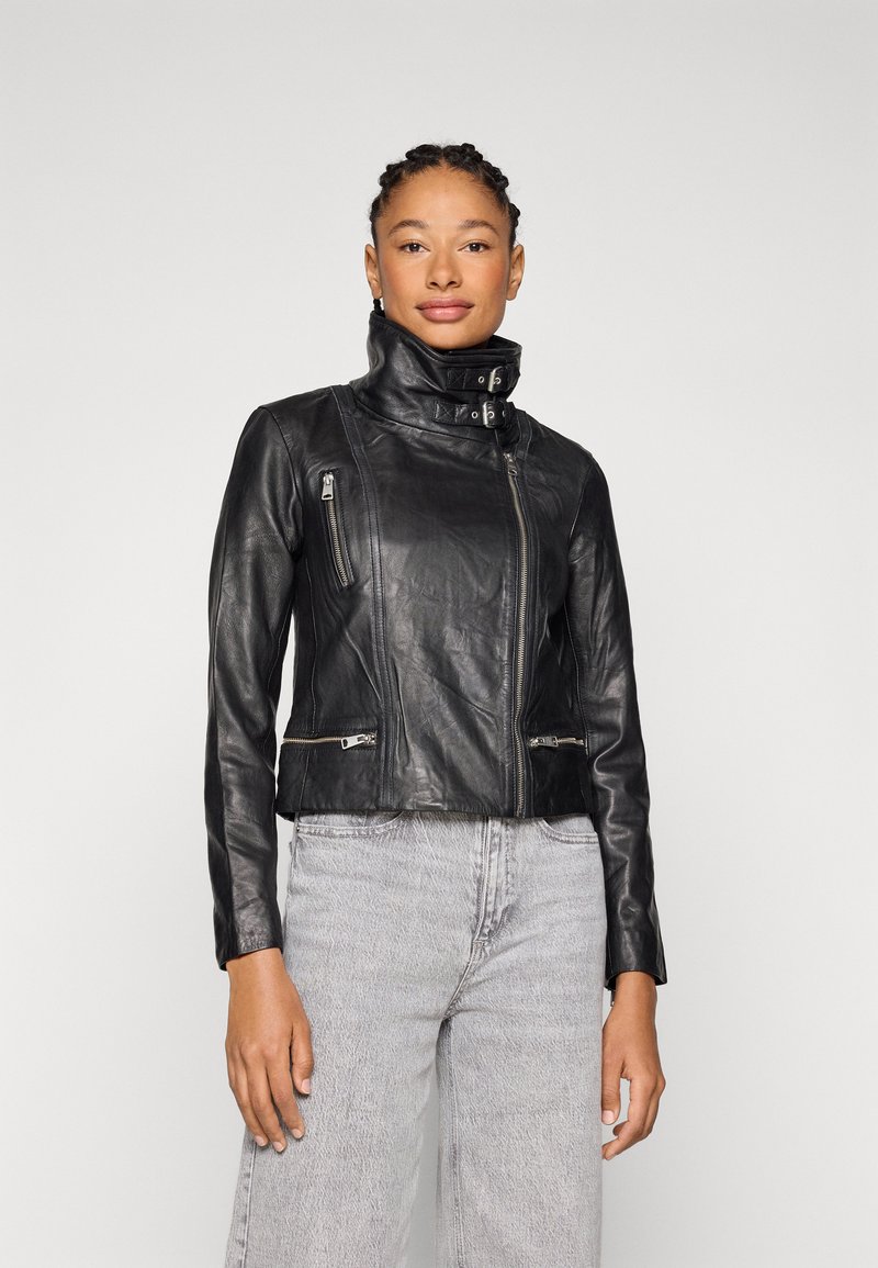 Schwarze Leder-Motorradjacke mit hohem Kragen, Reißverschlusstaschen und tailliertem Design. Hat eine glatte Textur und kontrastierende Reißverschlüsse.