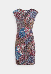 Mouwloze jurk tot de knie met V-hals, met een kleurrijk patchworkpatroon van ingewikkelde bloem- en geometrische ontwerpen in rood, blauw en zwart.