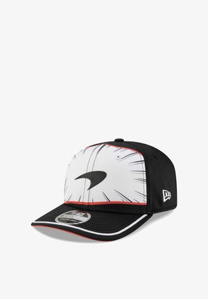 Czarny i biały kapelusz z dużym czarnym logo, biała przednia panel z dynamicznymi liniami, czerwonymi akcentami i usztywnionym kształtem.