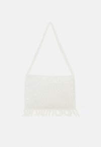Biała torebka zdobiona koralikami w kształcie prostokąta, z teksturowaną powierzchnią i frędzlami na dole, z koralikowym paskiem.