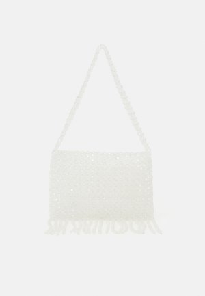 Hvid perlebesat håndtaske med rektangulær form, der har en tekstureret overflade og frynse-detaljer i bunden, samt en perlebredt skulderrem.
