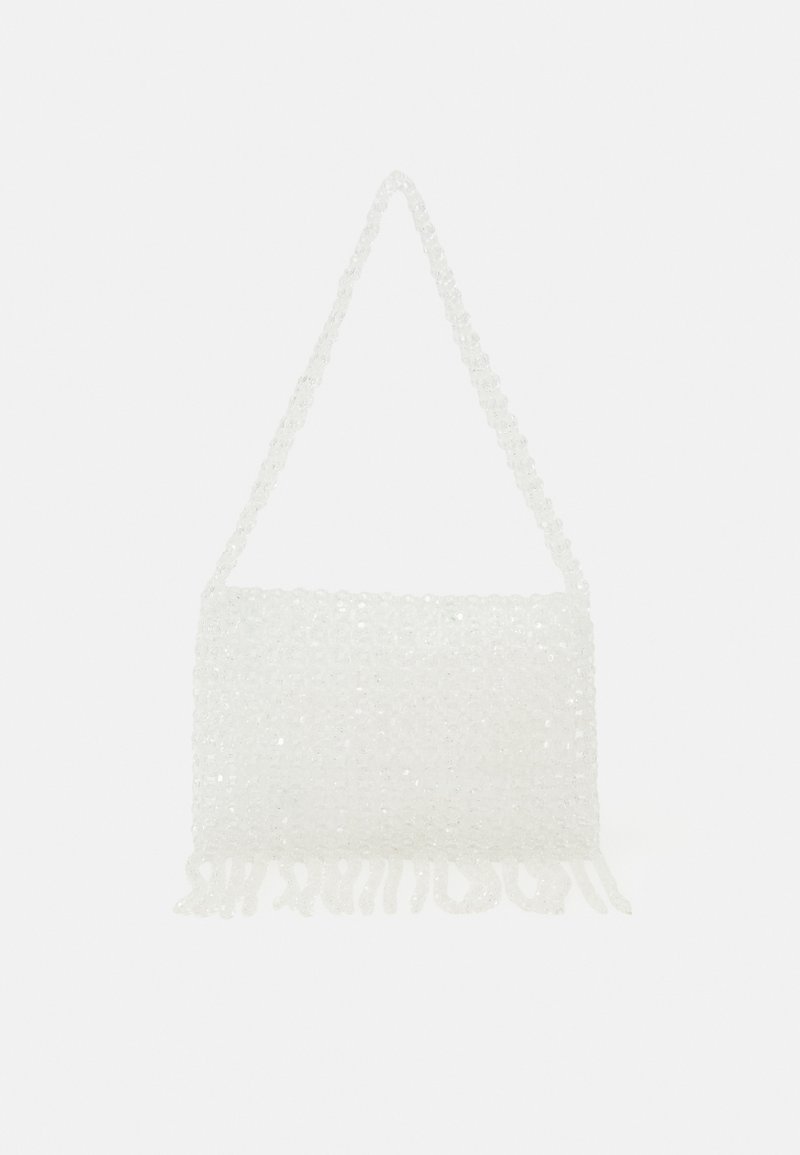 Biała torebka zdobiona koralikami w kształcie prostokąta, z teksturowaną powierzchnią i frędzlami na dole, z koralikowym paskiem.