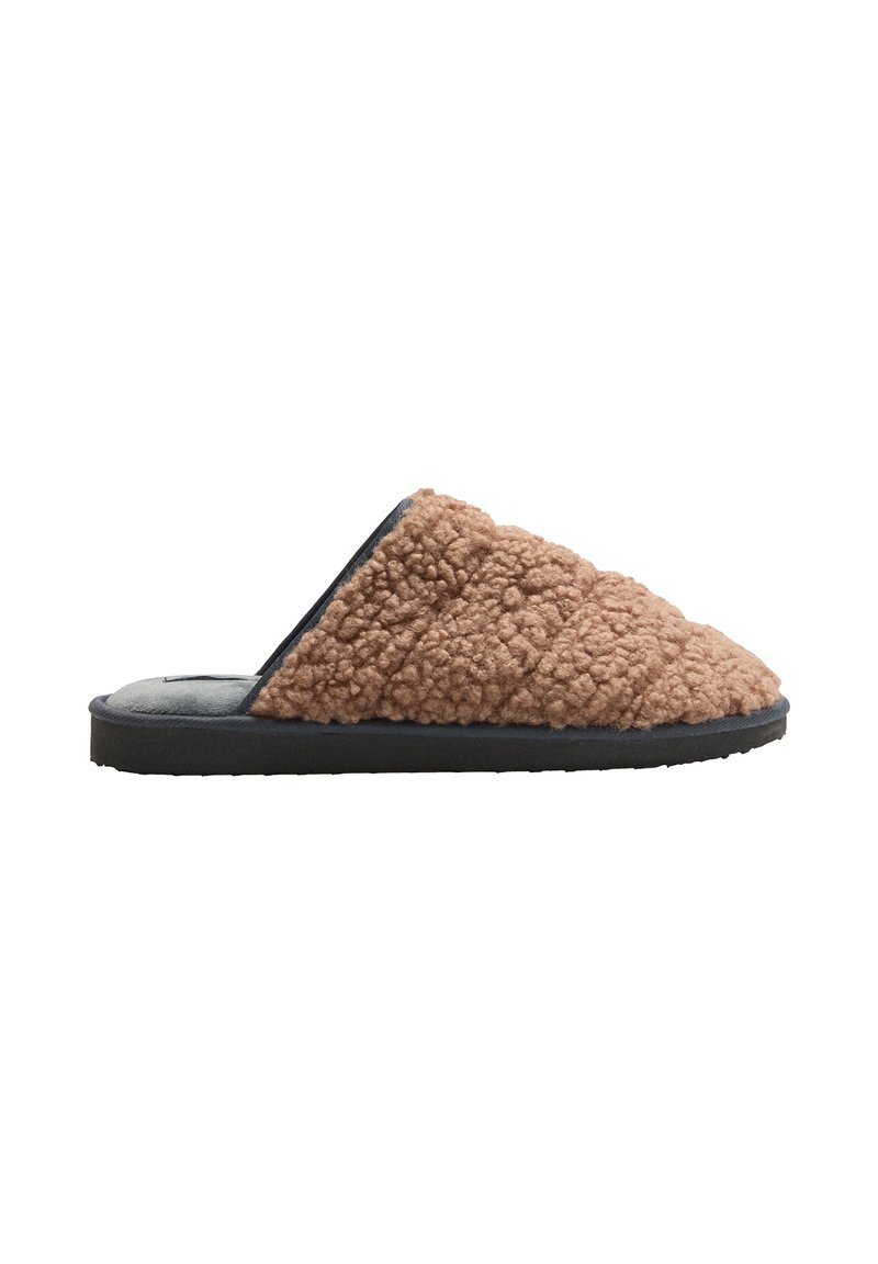 Zapatilla de casa marrón y peluda, con suela negra y parte trasera abierta, vista lateral sobre un fondo blanco.