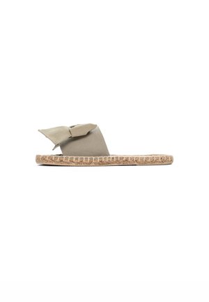 Sandalo flat beige con suola in juta intrecciata e ampia fascia in tessuto con fiocco annodato sulla parte superiore.