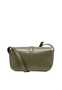 Borsa a tracolla in pelle verde oliva con forma rettangolare, texture liscia e un dettaglio del logo sul lato. Include una tracolla regolabile.