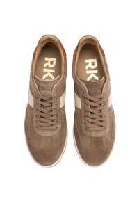 Sneaker in suede marrone con striscia bianca laterale, lacci piatti e soletta testurizzata. Marchio dorato "RKO" sulla linguetta. Suola in gomma per una migliore aderenza.