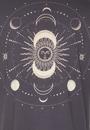 T-shirt en tissu sombre avec un motif central de soleil aux rayons ondulés, entouré de phases lunaires et de points en blanc crème.