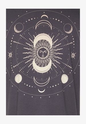 Tumma kangaspaita, jossa keskellä auringon kuvio aaltoilevine säteineen, ympärillä kuukausivaiheet ja pisteitä kermaisen valkoisina.