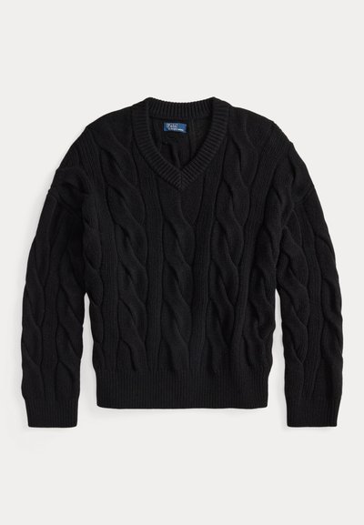 Juodas kabelinis megztinis su V formos iškirpte, turi storas pynes ir banguotas rankovių bei apykaklės dalis, pagamintas iš minkštos audinių medžiagos.