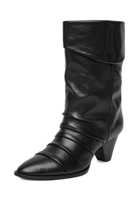 Czarny skórzany botek na kostkę z zaostrzonym noskiem, luźnym fasonem i zakręconym kołnierzem. Posiada umiarkowany, teksturowany blokowy obcas.