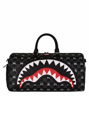 Bolsa de deporte tipo duffle a cuadros negros y grises con pequeños iconos blancos y un gran gráfico de afilados dientes de tiburón blancos y rojos en la parte frontal.