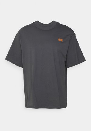 Ciemnoszary T-shirt z krótkim rękawem, wysokim okrągłym dekoltem i małym pomarańczowym napisem „CLTRE” na górnej lewej piersi.