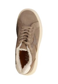 Sneaker in suede marrone chiaro con un rivestimento in pile crema, suola in gomma avorio e lacci tonalizzati. Presenta un sottile accento metallico vicino al tallone.