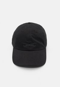 Fekete pamut baseball sapka ívelt karimával, fekete hímzett hullám mintával és szellőzőlyukakkal a fejpánton.