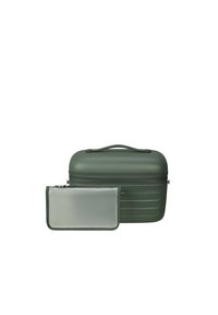 Trousse de maquillage rigide verte avec surface texturée, dotée d'une poignée supérieure et d'une pochette transparente amovible. Fermetures éclair lisses et forme arrondie.