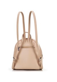 Sac à dos beige avec des bretelles longues doubles, une poche avant zippée, une texture en cuir lisse, une forme arrondie et un design minimaliste.