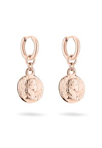 Roségoldene Creolen mit runden Anhängern, die das Profil einer Frau und strukturierte Details zeigen, hängen an einem sicheren Verschluss.